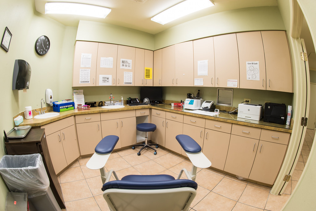 An outpatient clinic exam room, a setting where California nurse-to-patient ratios do not apply